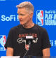 Steve Kerr, con una camiseta de apoyo a la Universidad de Harvard.