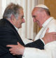 José Mujica junto al recientemente fallecido papa Francisco en su encuentro en el Vaticano en el 2013