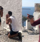 Unos turistas arruinan el vídeo de una petición de matrimonio y se vuelve viral en las redes: “Incluso parece que lo hacen a propósito”