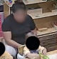 Un niño ha sido atado por su profesora a una silla durante la hora del almuerzo