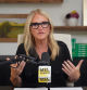 Mel Robbins, experta en crecimiento personal, sobre la relación con nuestros padres: “Si estás intentando que cambien, te estás preparando para que tu corazón se rompa”