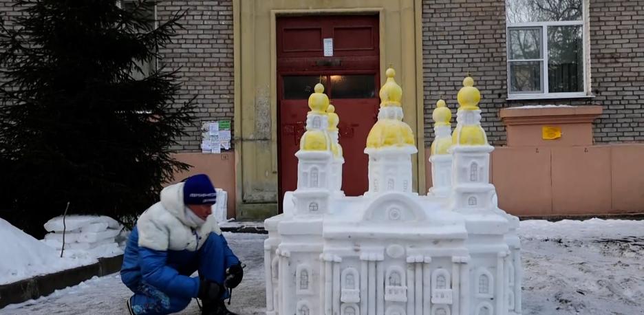 Un escultor crea una réplica en nieve de la antigua catedral de San Petersburgo