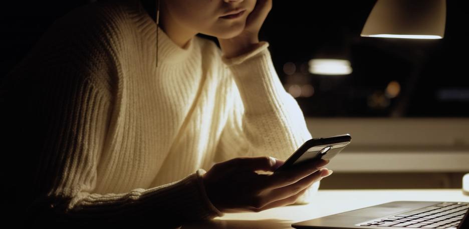 “Ojalá mis padres no me hubieran regalado un móvil a los 11 años”: dos jóvenes cuentan su experiencia con las redes sociales en la adolescencia