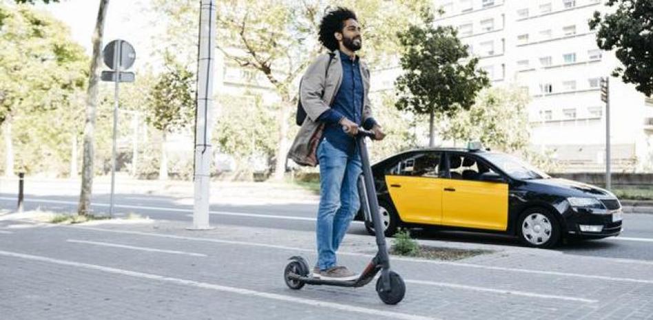 Barcelona obligará a llevar casco, luces y timbre en patinete eléctrico y tener un seguro
