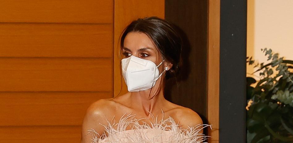 La reina Letizia impacta con un corsé de plumas en Andorra