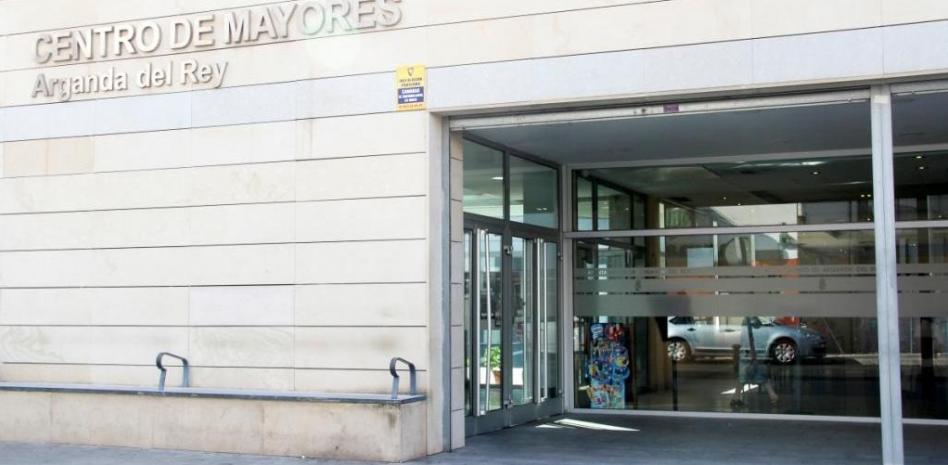 Los centros de mayores reabren en Madrid con cita previa y sin actividades de contacto