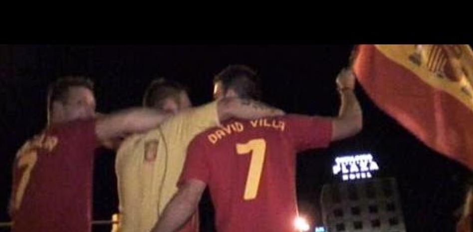 Los aficionados se lanzan a la calle en masa para celebrar la victoria de España