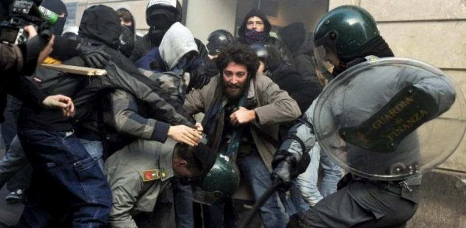 Duros enfrentamientos entre la Policía y manifestantes en el centro de Roma