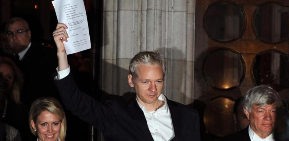 Assange sale de prisión