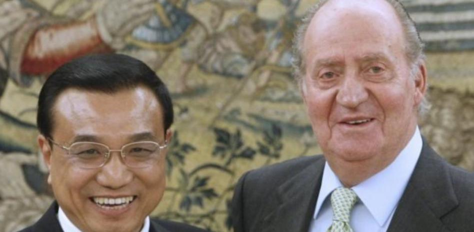 China se compromete a seguir comprando deuda y firma acuerdos con la elite empresarial española