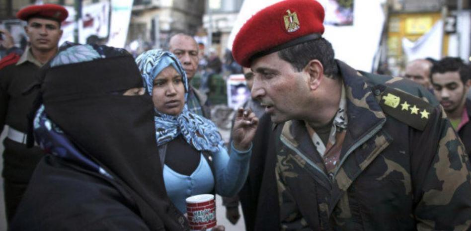 El ejército egipcio promete una transición pacífica pero sin calendarios