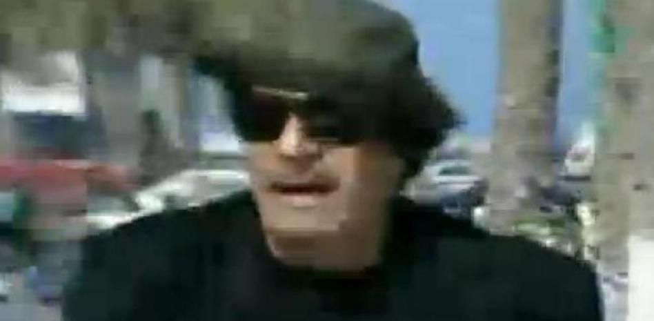 Gadafi se pasea por las calles de Trípoli tras los ataques de la OTAN