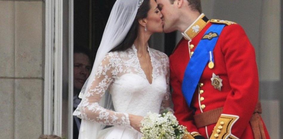 Guillermo y Catalina sellan su amor con un beso en el palacio de Buckingham