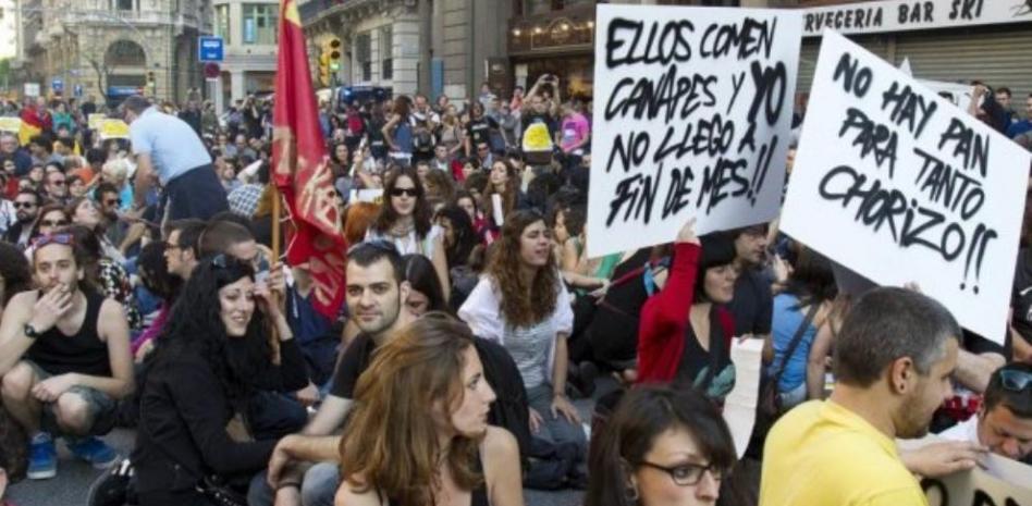 Miles de personas protestan contra los políticos y la crisis en Barcelona