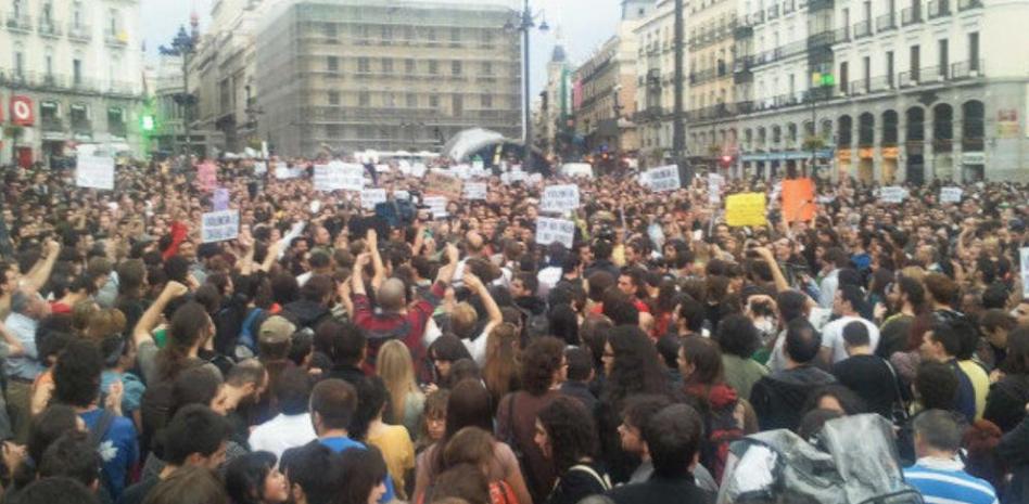 Los acampados resisten una nueva noche desafiando la prohibición de la Junta Electoral