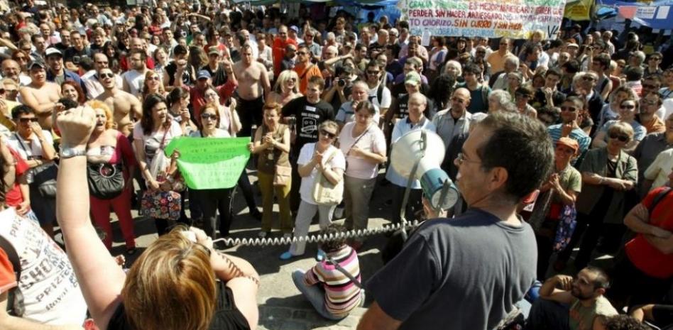 Los 'indignados' se mantienen en las plazas tras iniciarse la jornada de reflexión