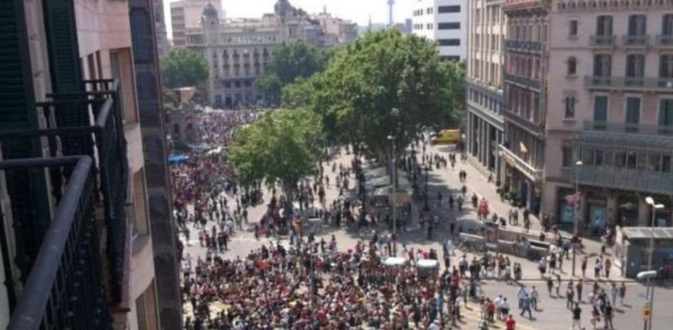 Plaza Catalunya, más llena que nunca tras la actuación policial