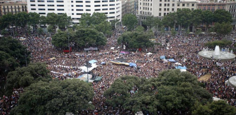 La actuación policial de esta mañana crea un efecto llamada que dispara la asistencia en plaza Catalunya