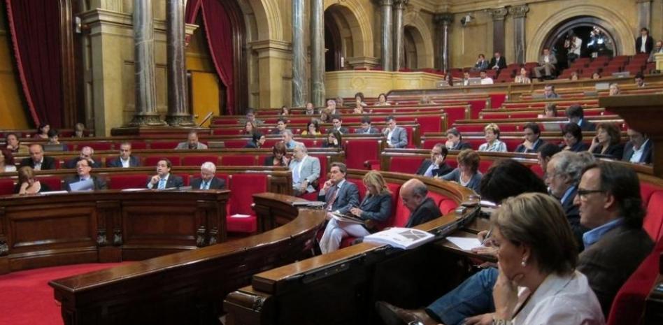 Los diputados acceden al Parlament de Catalunya gracias a un cordón policial