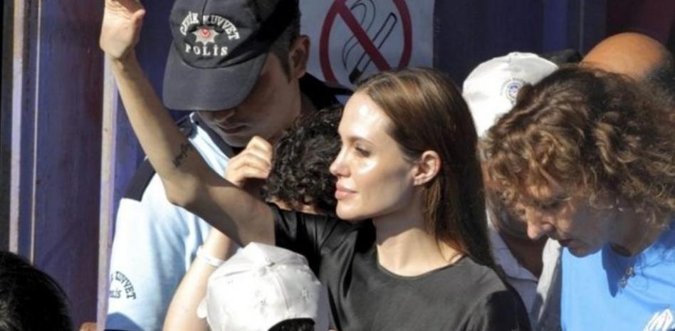 Angelina Jolie visita a refugiados sirios en la frontera turca