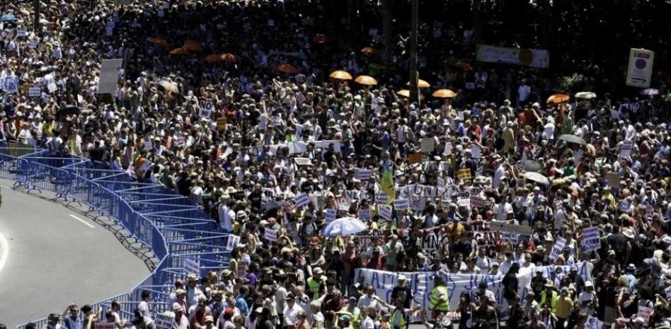 Miles de 'indignados' de Madrid piden una huelga general a orillas del Congreso