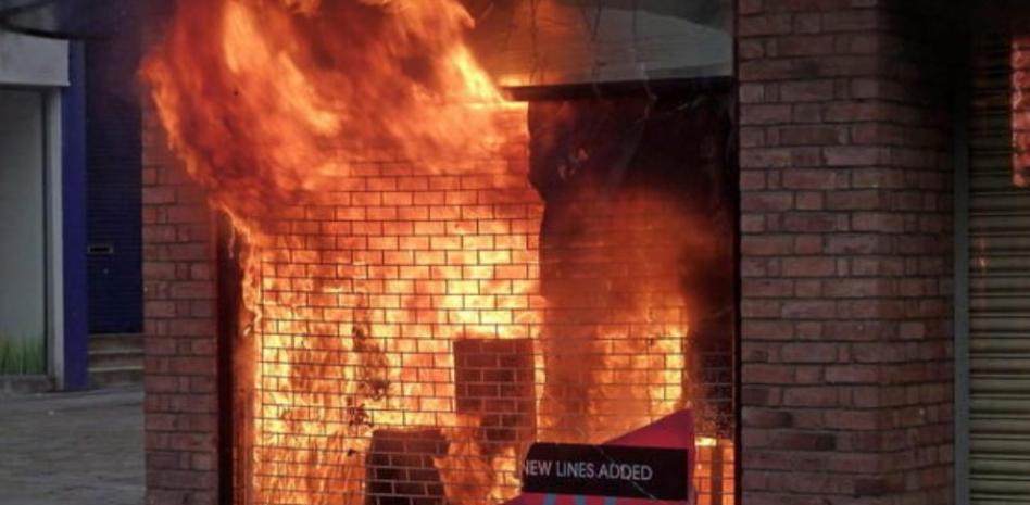 Unos 2.000 jóvenes se enfrentan a la policía en el centro de Manchester