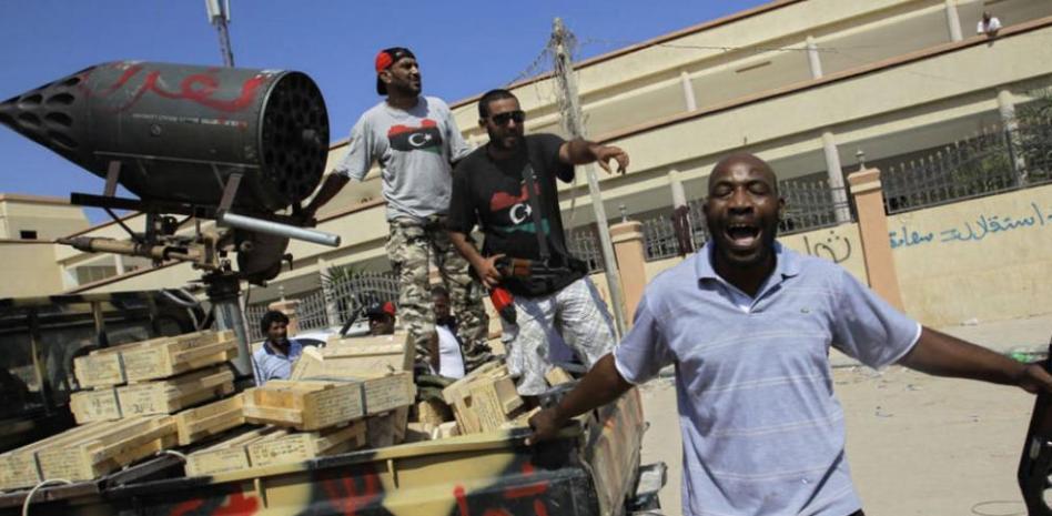 Violentos combates entre rebeldes y gadafistas por controlar Trípoli