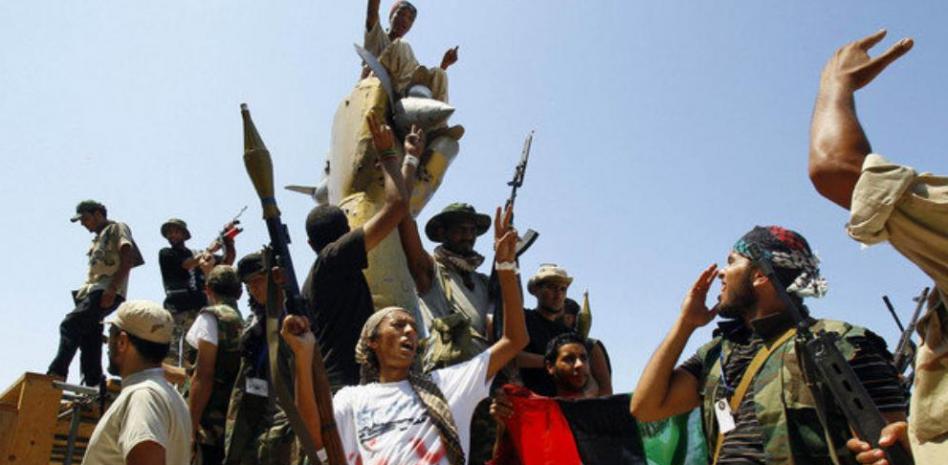 La OTAN ayuda a los rebeldes a buscar a Gadafi