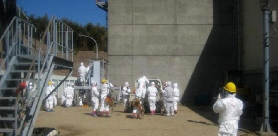 Hospitalizados tres trabajadores de la planta nuclear de Fukushima por radiación excesiva