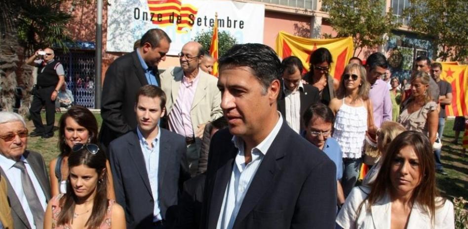 Albiol acude a la ofrenda de las asociaciones insultado por la multitud