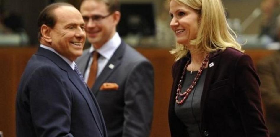 Berlusconi mira el trasero a la primera ministra danesa
