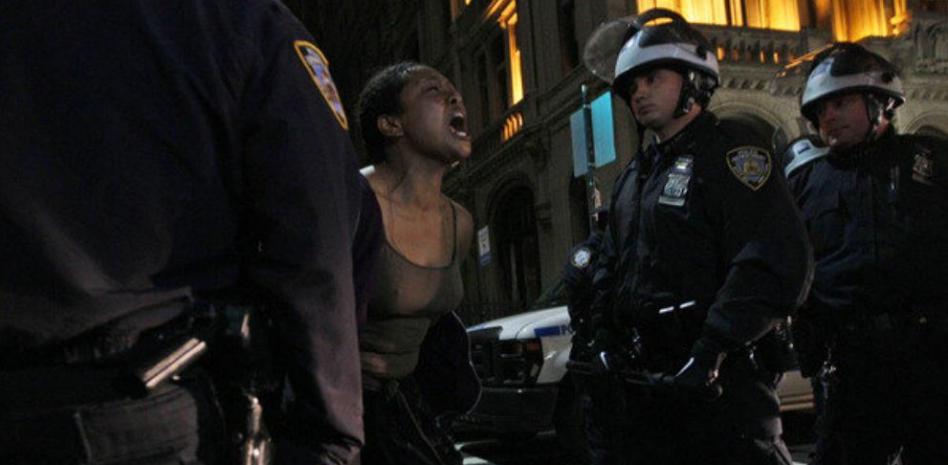 La policía desaloja a los acampados de 'Occupy Wall Street' en Zuccotti Park