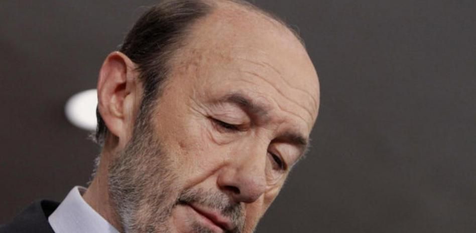 Rubalcaba asume la derrota y pide un congreso ordinario del PSOE
