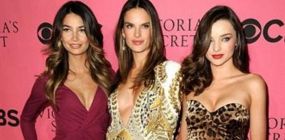 Los ángeles de Victoria's Secret bajan del cielo para cantar villancicos