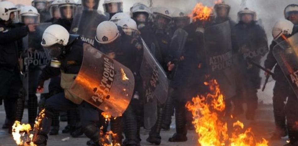 El Parlamento de Grecia aprueba el plan de recortes pactado con la troika