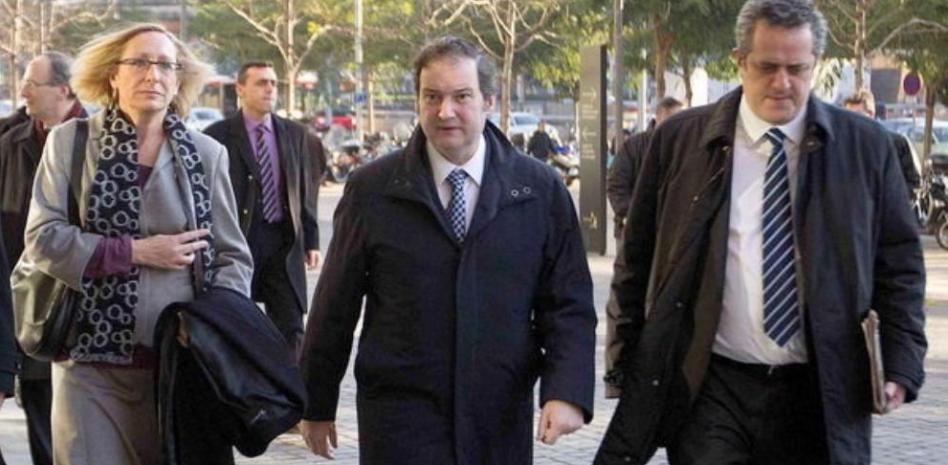 Los Mossos desmantelan el campamento de la plaza Catalunya con cargas policiales