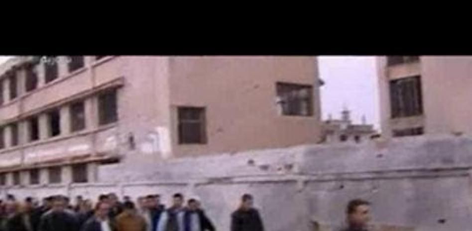 Asad visita el barrio de Baba Amr, masacrado por sus bombardeos