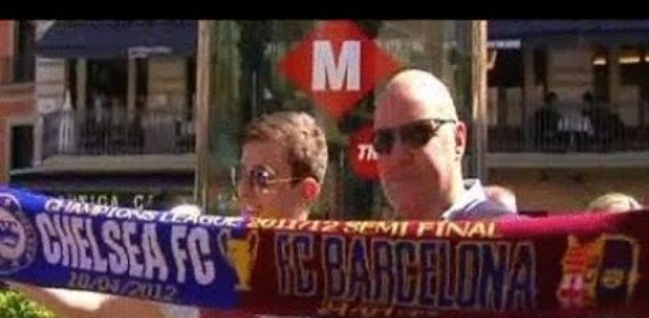 Sol, optimismo y cerveza entre los seguidores del Chelsea