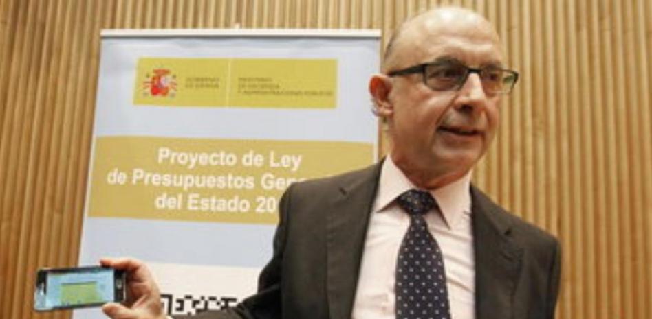 Una clienta de Bankia aborda a Montoro y le pide seguridad para sus ahorros