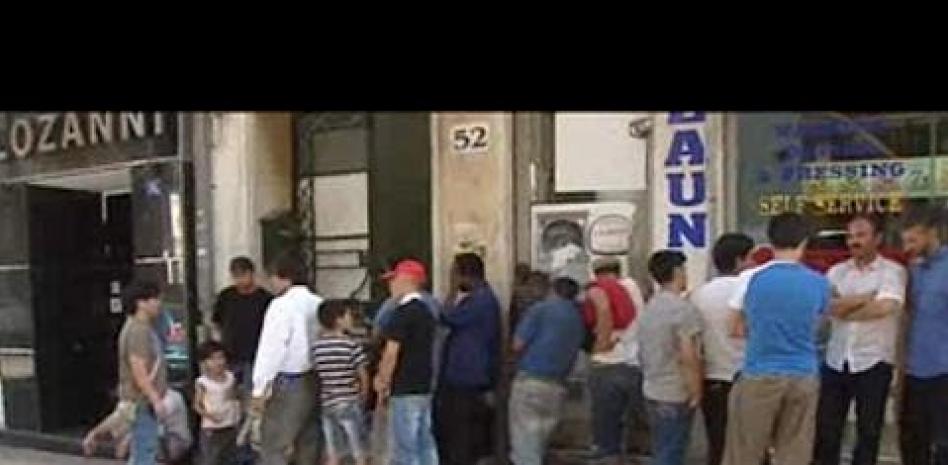 Miles de griegos sacan el dinero de los cajeros y mendigan por medicamentos y comida