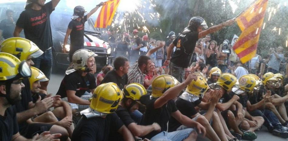 Las manifestaciones de los funcionarios catalizan el malestar por los recortes