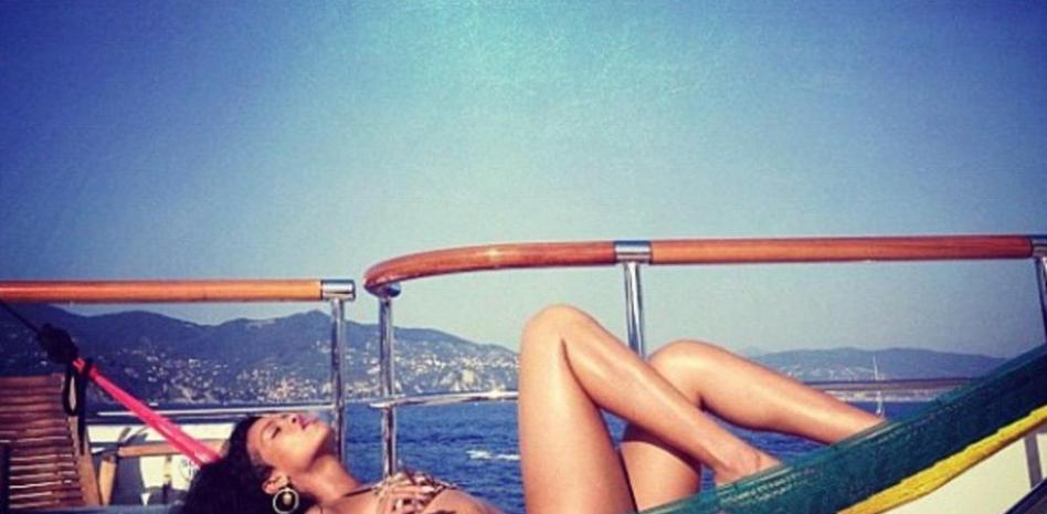 Rihanna se broncea con el sol de Saint Tropez