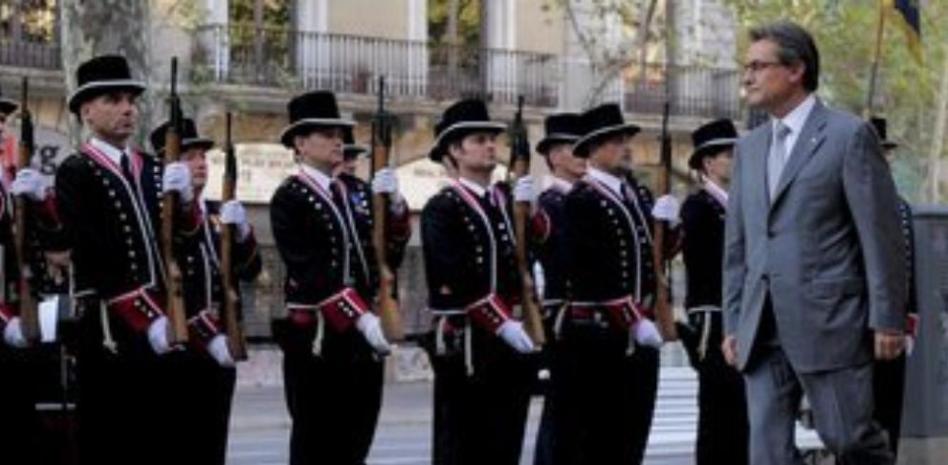 Govern, partidos y asociaciones depositan la ofrenda floral a Rafael Casanova