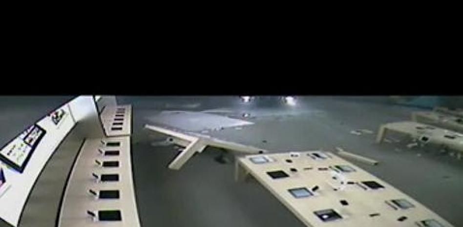 Un coche irrumpe en un Apple Store de Estados Unidos