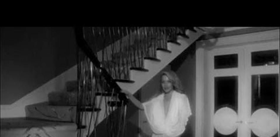 Kylie Minogue enseña el trasero en la pequeña pantalla