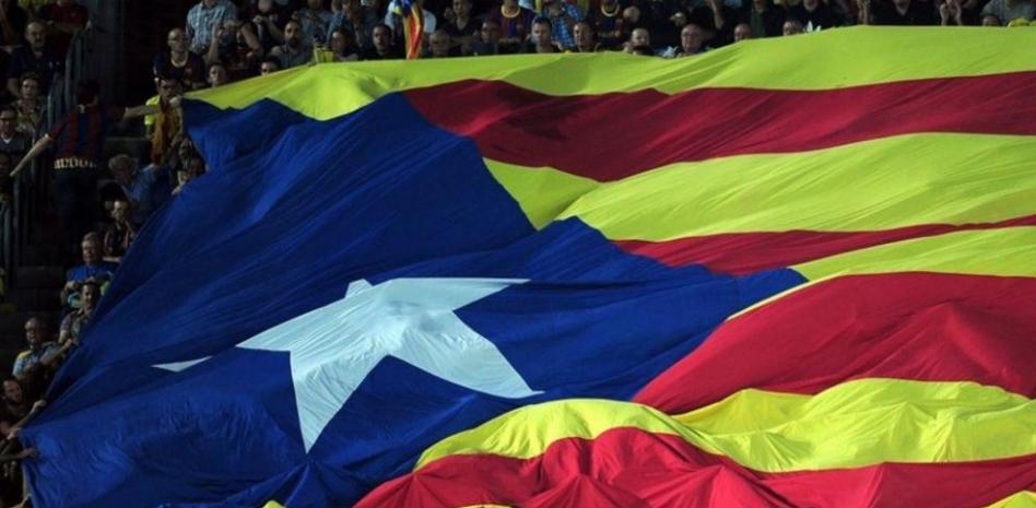 El Camp Nou cumple el ritual en el Barça-Madrid con un clamor por la independencia