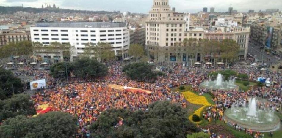 Miles de personas se concentran en Plaça Catalunya contra la independencia