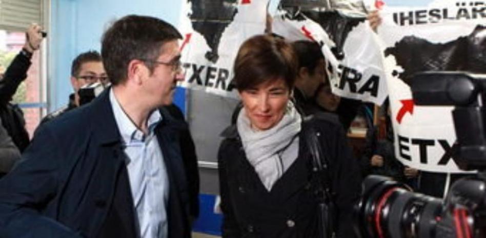 Elecciones vascas: López se enfrenta a un grupo de apoyo a presos de ETA en su mesa electoral
