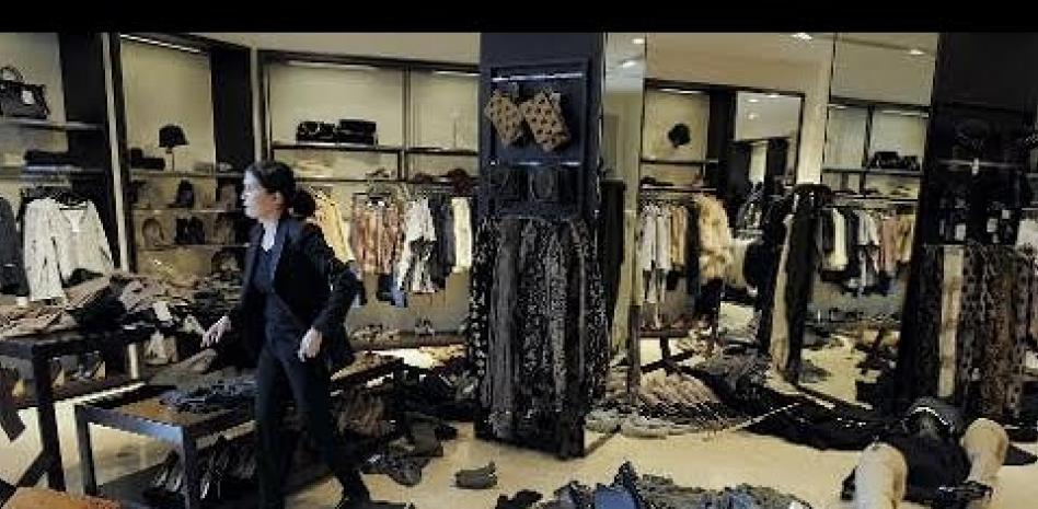 Un grupo de piquetes de CGT y CNT entran a la fuerza en varias tiendas en el centro de Barcelona