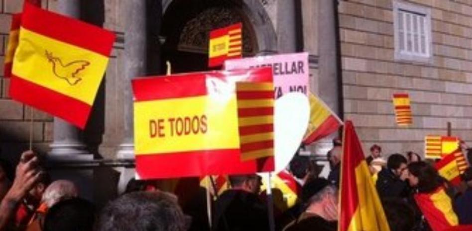 Miles de manifestantes marchan en Barcelona a favor de la unidad de España
